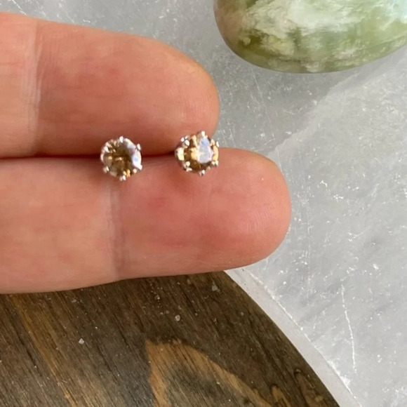 Tiny tiny solitaire diamond style stud earrings Champagne color sparks luxury - Picture 1 of 2